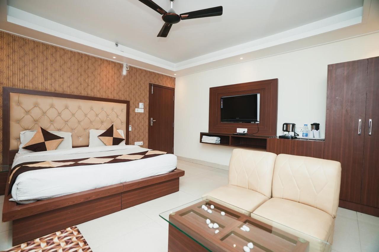 Hotel B Continental Дели Экстерьер фото