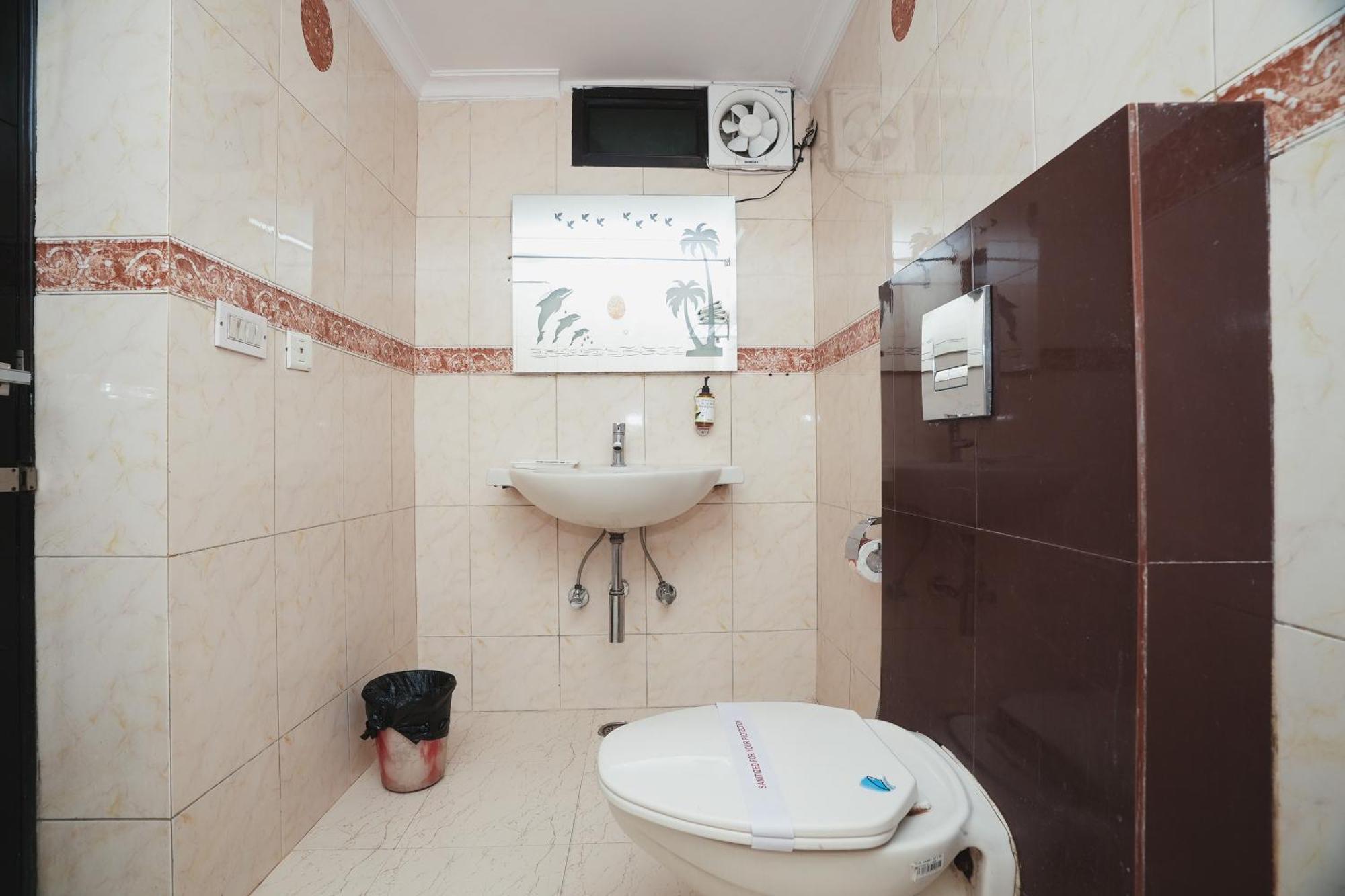 Hotel B Continental Дели Экстерьер фото