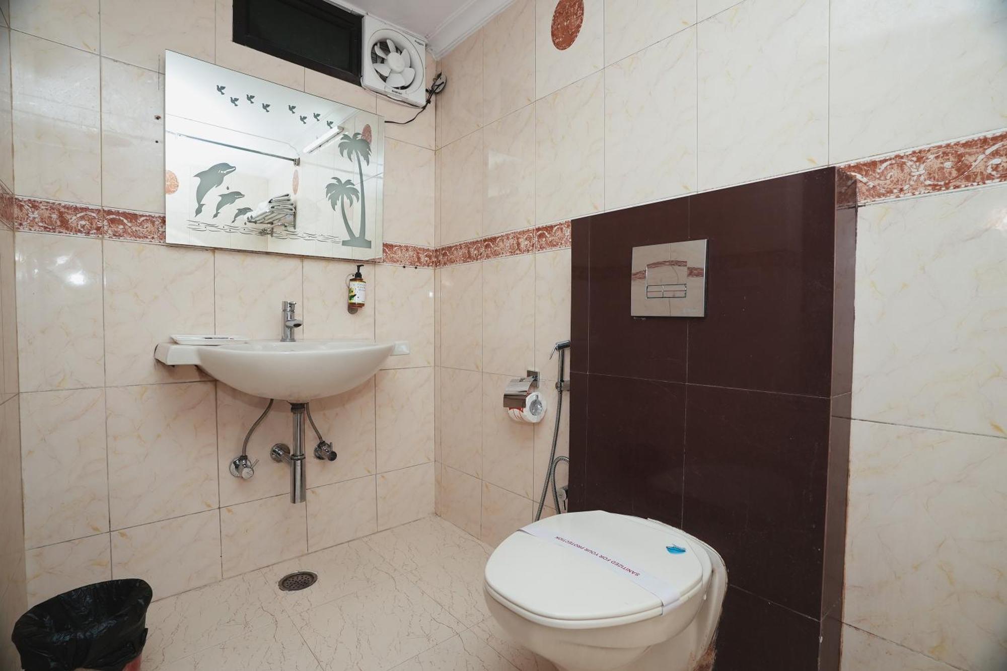 Hotel B Continental Дели Экстерьер фото