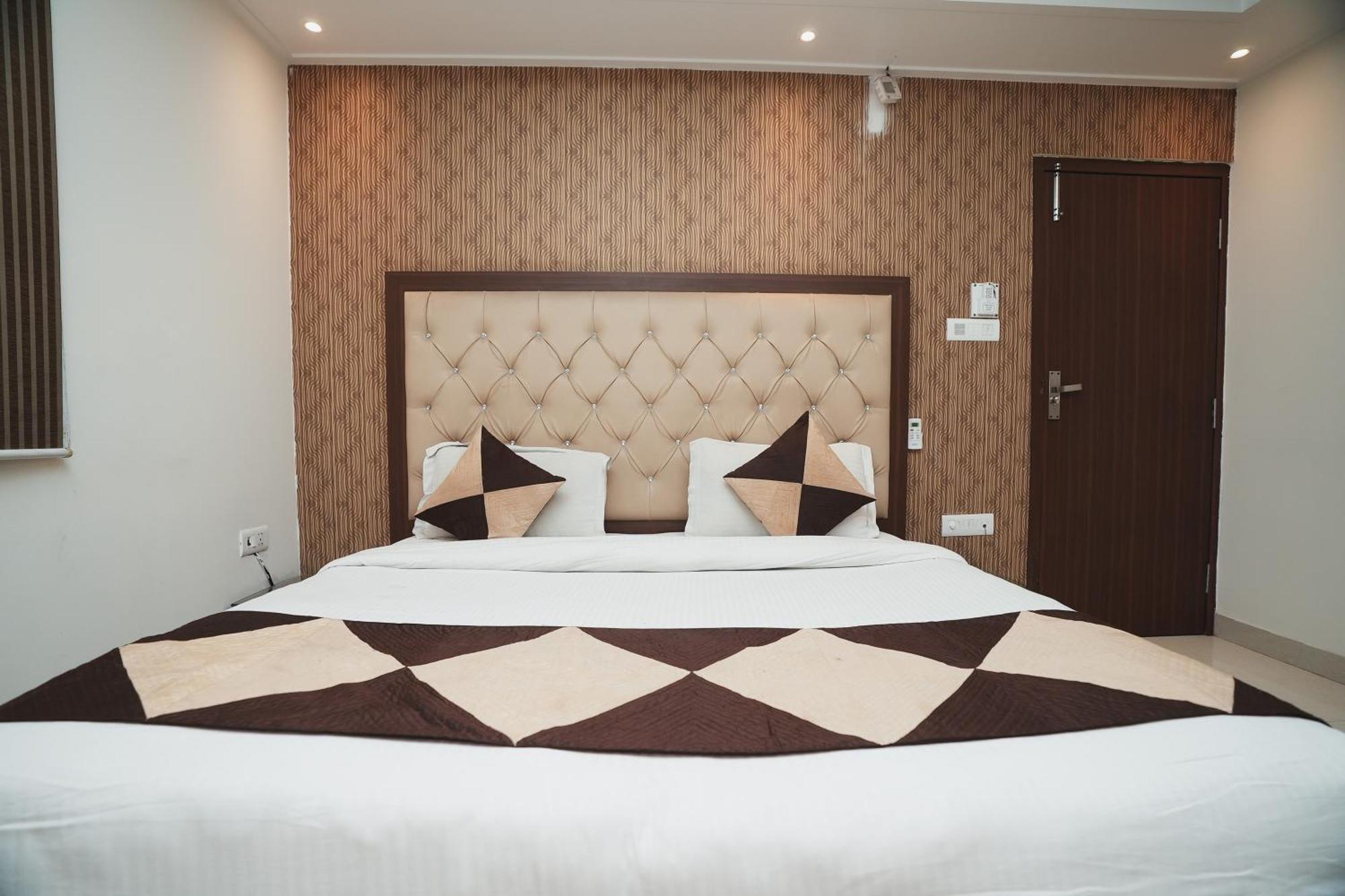 Hotel B Continental Дели Экстерьер фото