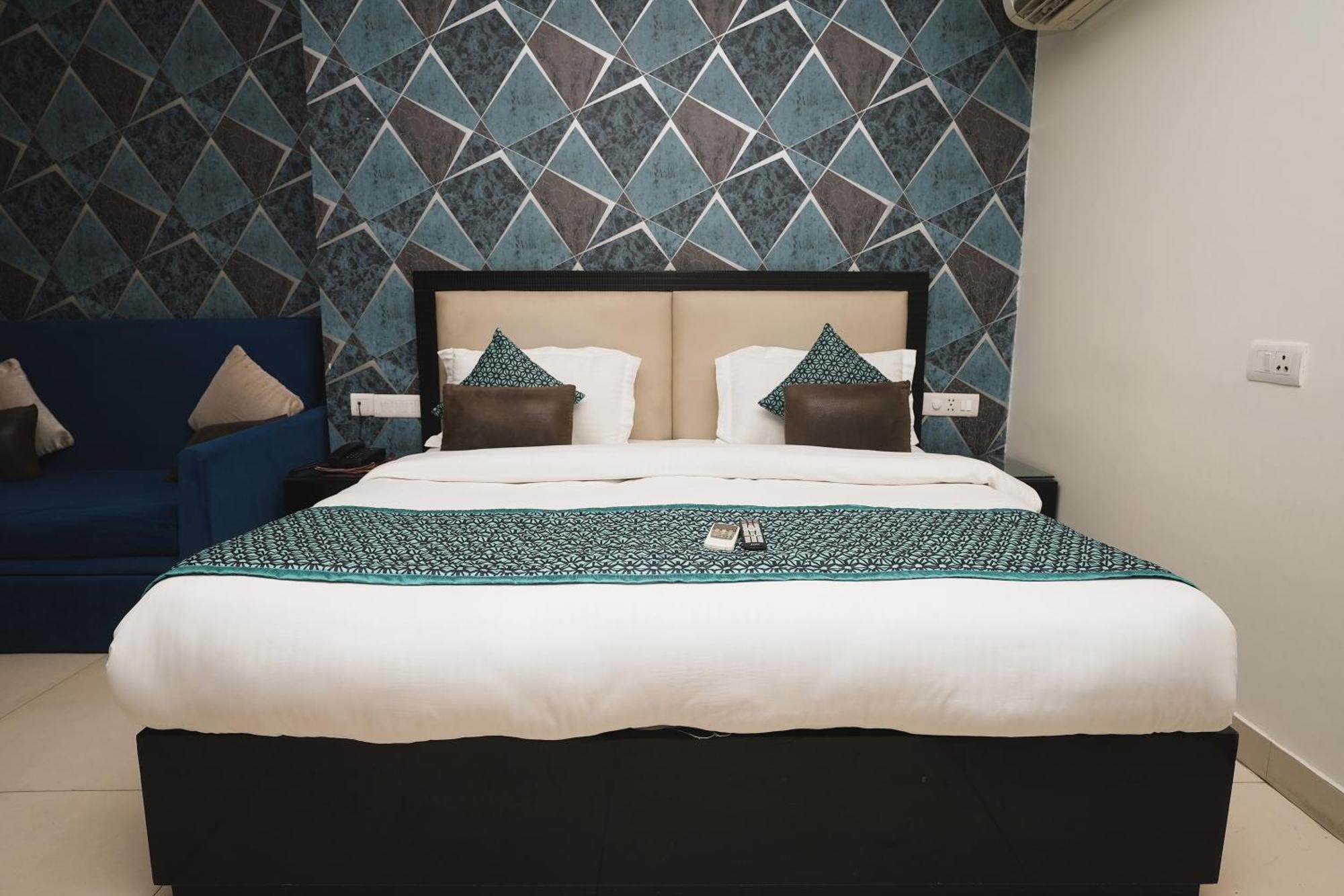 Hotel B Continental Дели Экстерьер фото