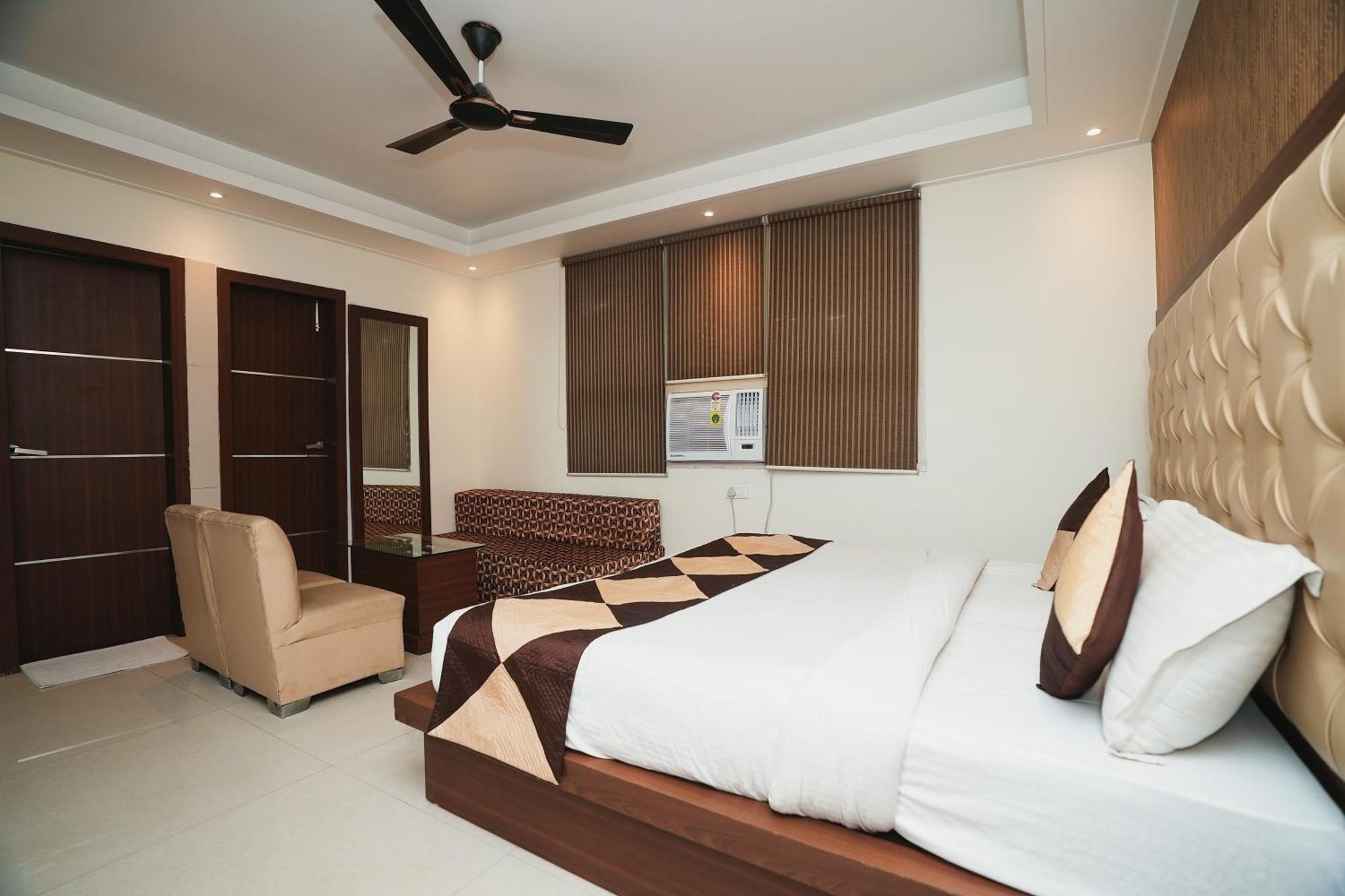 Hotel B Continental Дели Экстерьер фото