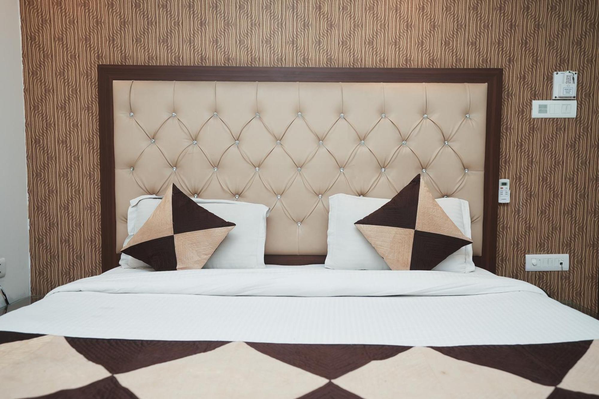 Hotel B Continental Дели Экстерьер фото