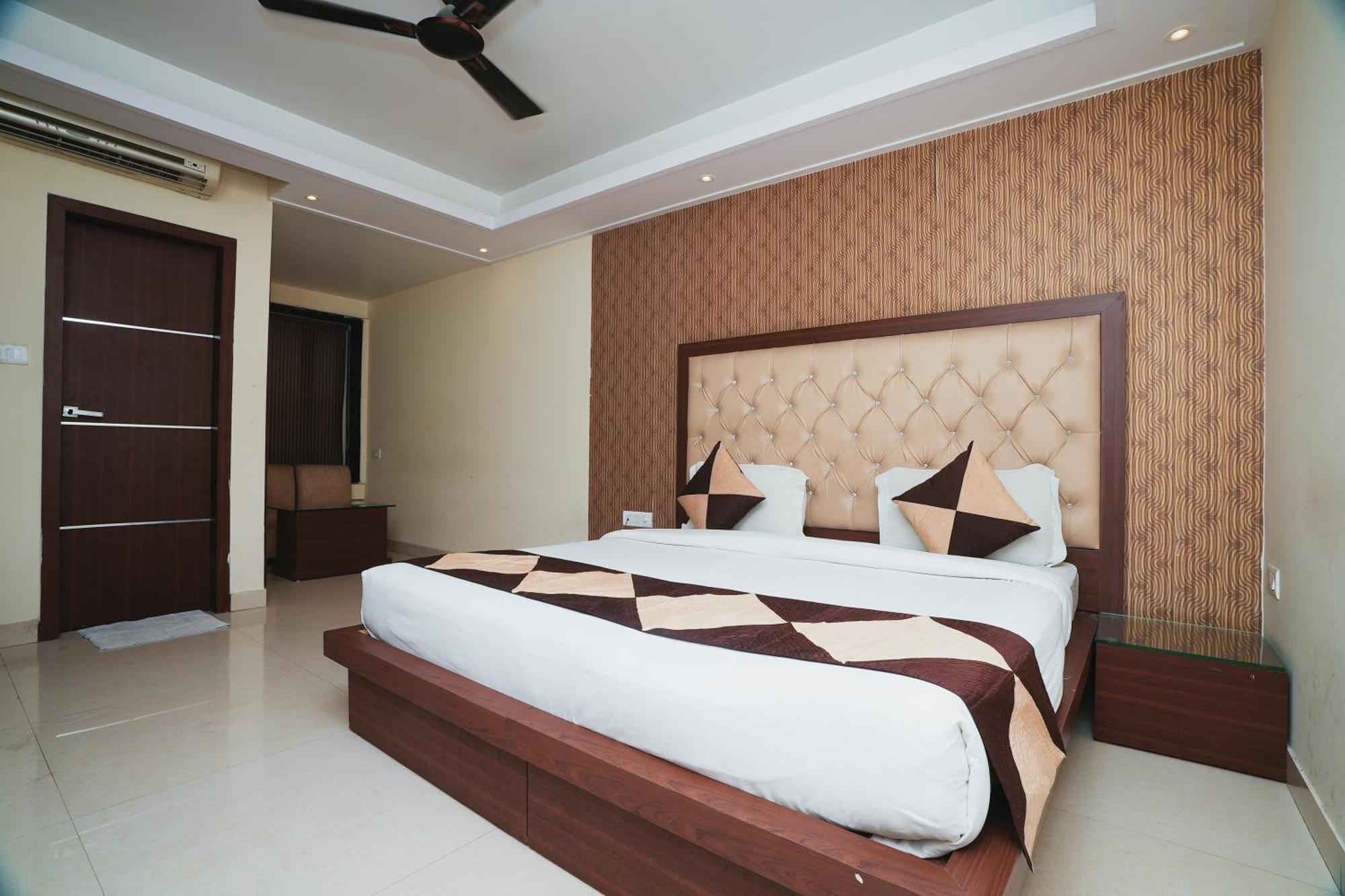 Hotel B Continental Дели Экстерьер фото