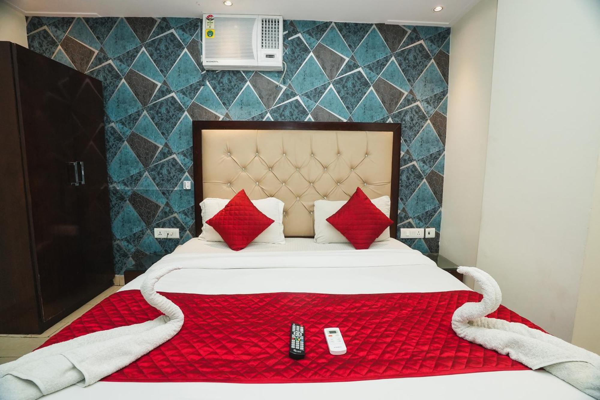 Hotel B Continental Дели Экстерьер фото