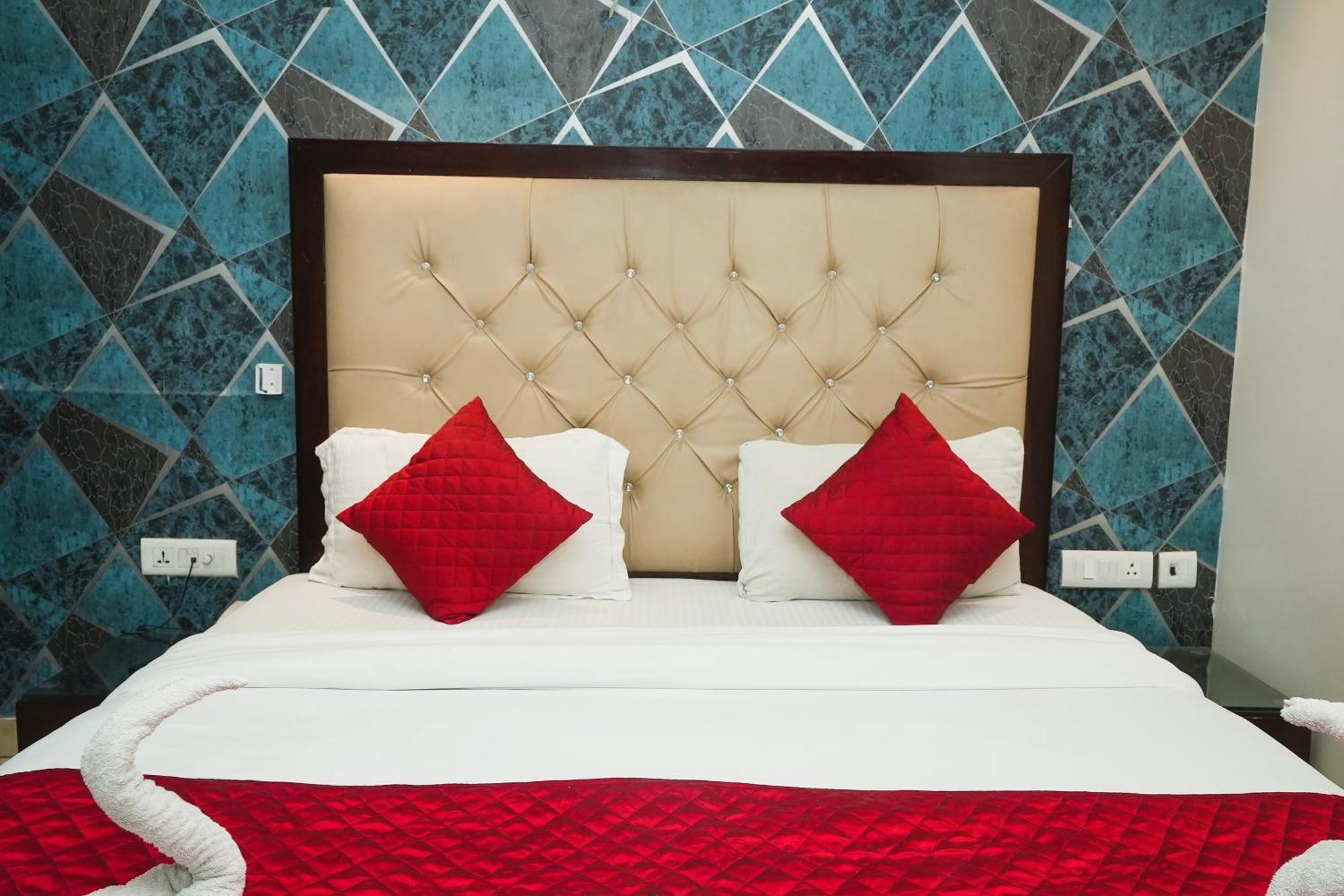 Hotel B Continental Дели Экстерьер фото