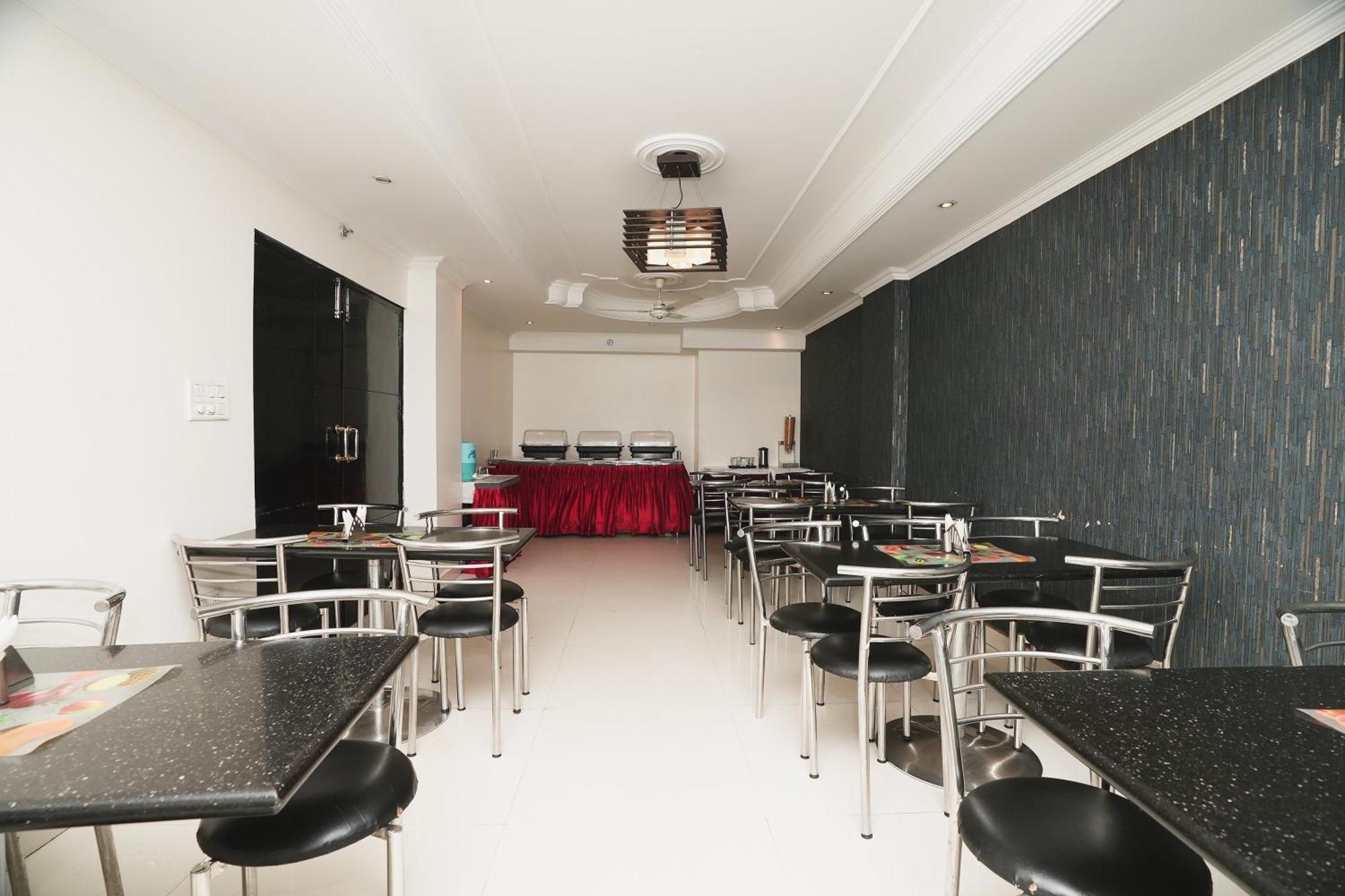 Hotel B Continental Дели Экстерьер фото