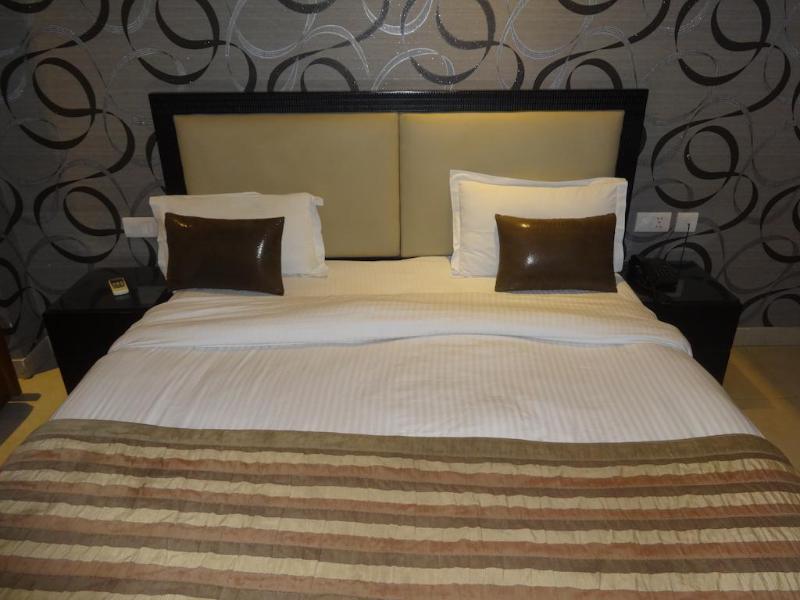 Hotel B Continental Дели Экстерьер фото