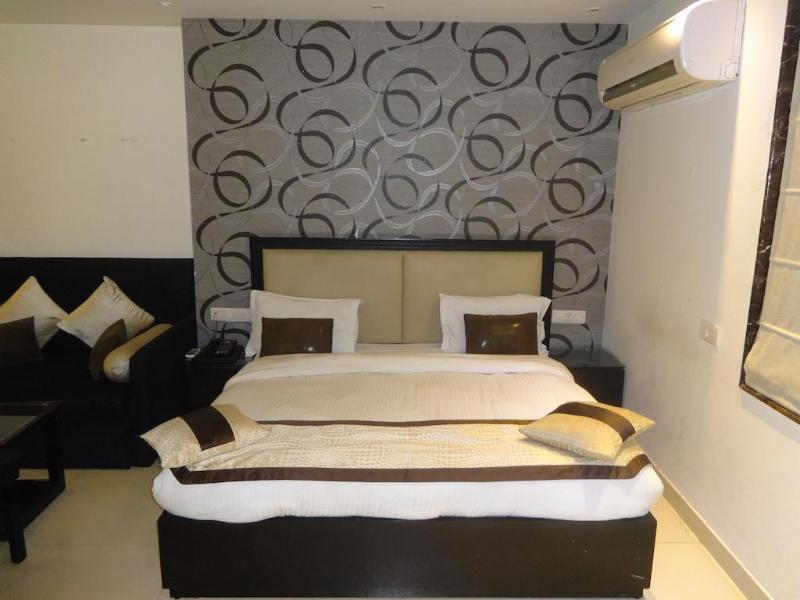 Hotel B Continental Дели Экстерьер фото