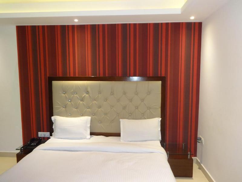 Hotel B Continental Дели Экстерьер фото
