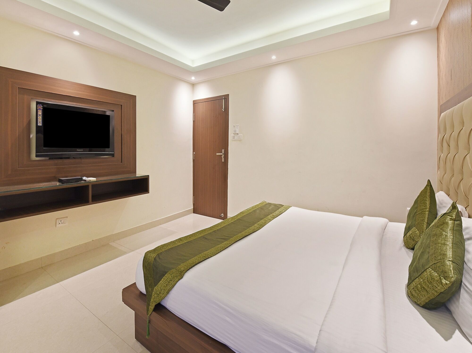 Hotel B Continental Дели Экстерьер фото